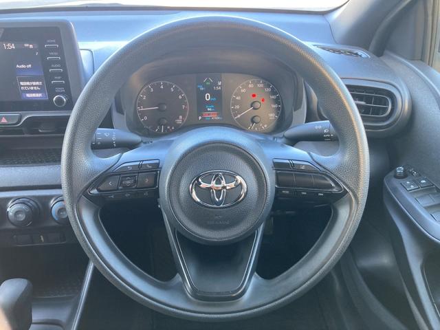 ヤリス Ｘ　純正ディスプレイオーディオ　バックモニター　スマートエントリー　スタートシステム　セーフティセンス　シートリフター　無塗装シフトパネル　バニティミラー　ＬＥＤウィンカー　ＬＥＤリアコンビネーション（17枚目）