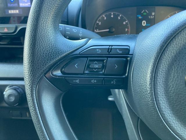 ヤリス Ｘ　純正ディスプレイオーディオ　バックモニター　スマートエントリー　スタートシステム　セーフティセンス　シートリフター　無塗装シフトパネル　バニティミラー　ＬＥＤウィンカー　ＬＥＤリアコンビネーション（22枚目）