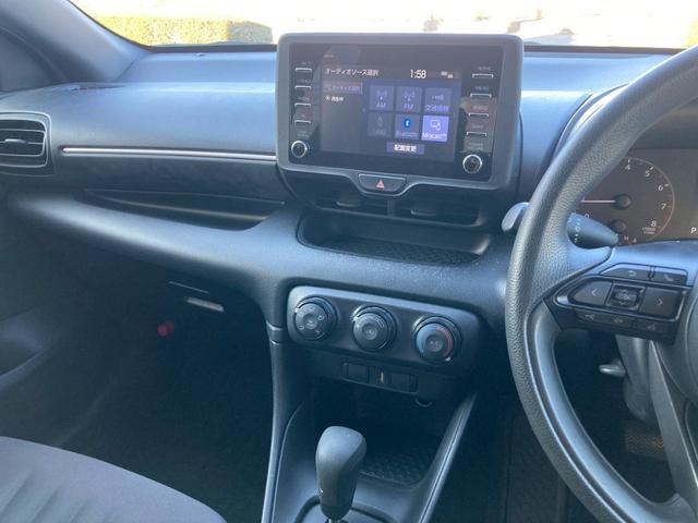 ヤリス Ｘ　純正ディスプレイオーディオ　バックモニター　スマートエントリー　スタートシステム　セーフティセンス　シートリフター　無塗装シフトパネル　バニティミラー　ＬＥＤウィンカー　ＬＥＤリアコンビネーション（26枚目）