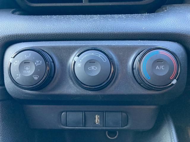 ヤリス Ｘ　純正ディスプレイオーディオ　バックモニター　スマートエントリー　スタートシステム　セーフティセンス　シートリフター　無塗装シフトパネル　バニティミラー　ＬＥＤウィンカー　ＬＥＤリアコンビネーション（29枚目）