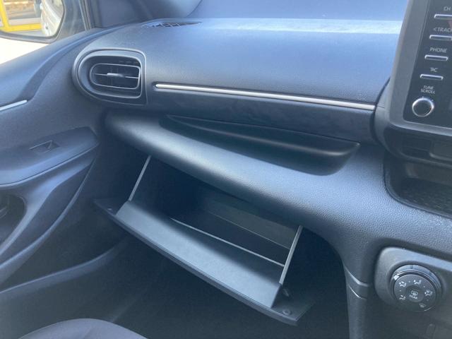 ヤリス Ｘ　純正ディスプレイオーディオ　バックモニター　スマートエントリー　スタートシステム　セーフティセンス　シートリフター　無塗装シフトパネル　バニティミラー　ＬＥＤウィンカー　ＬＥＤリアコンビネーション（39枚目）