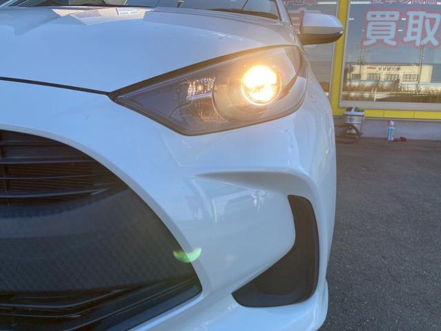 ヤリス Ｘ　純正ディスプレイオーディオ　バックモニター　スマートエントリー　スタートシステム　セーフティセンス　シートリフター　無塗装シフトパネル　バニティミラー　ＬＥＤウィンカー　ＬＥＤリアコンビネーション（51枚目）