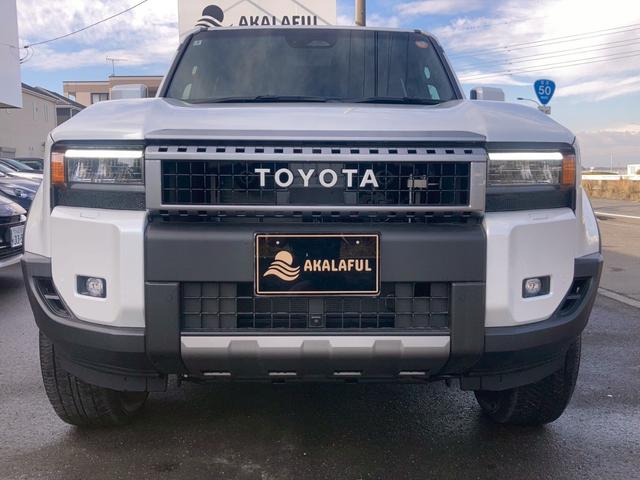 ランドクルーザー２５０ ＶＸ　１２．３型ディスプレイナビ　ムーンルーフ　ルーフレール　セーフティセンス　レザーシート　リフレクター式３眼ＬＥＤヘッドランプ　デジタルインナーミラー　全方位モニター　パワーバックドア　ＢＳＭ　地デジ（4枚目）