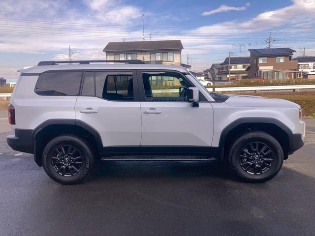 ランドクルーザー２５０ ＶＸ　１２．３型ディスプレイナビ　ムーンルーフ　ルーフレール　セーフティセンス　レザーシート　リフレクター式３眼ＬＥＤヘッドランプ　デジタルインナーミラー　全方位モニター　パワーバックドア　ＢＳＭ　地デジ（5枚目）