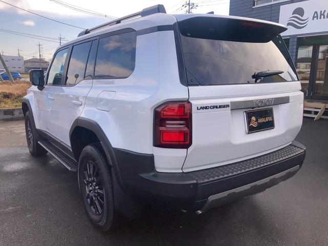 ランドクルーザー２５０ ＶＸ　１２．３型ディスプレイナビ　ムーンルーフ　ルーフレール　セーフティセンス　レザーシート　リフレクター式３眼ＬＥＤヘッドランプ　デジタルインナーミラー　全方位モニター　パワーバックドア　ＢＳＭ　地デジ（8枚目）