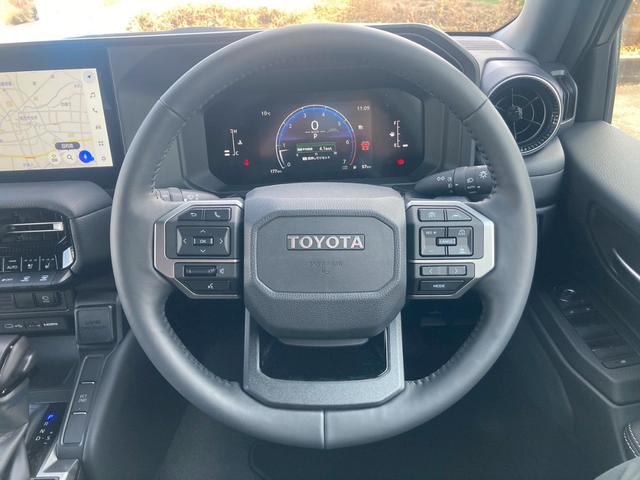 ランドクルーザー２５０ ＶＸ　１２．３型ディスプレイナビ　ムーンルーフ　ルーフレール　セーフティセンス　レザーシート　リフレクター式３眼ＬＥＤヘッドランプ　デジタルインナーミラー　全方位モニター　パワーバックドア　ＢＳＭ　地デジ（20枚目）