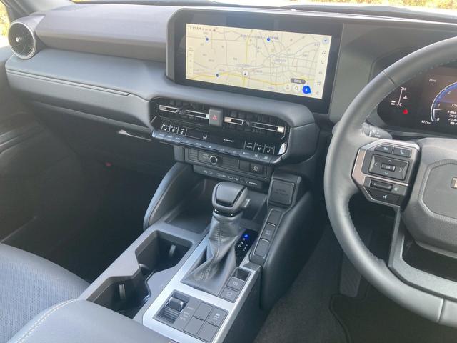 ランドクルーザー２５０ ＶＸ　１２．３型ディスプレイナビ　ムーンルーフ　ルーフレール　セーフティセンス　レザーシート　リフレクター式３眼ＬＥＤヘッドランプ　デジタルインナーミラー　全方位モニター　パワーバックドア　ＢＳＭ　地デジ（31枚目）