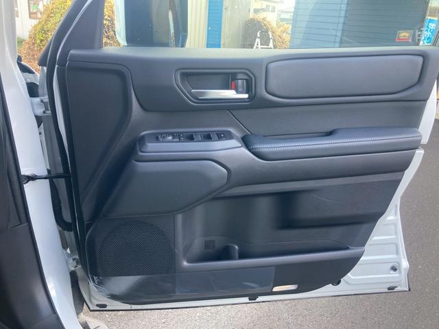 ランドクルーザー２５０ ＶＸ　１２．３型ディスプレイナビ　ムーンルーフ　ルーフレール　セーフティセンス　レザーシート　リフレクター式３眼ＬＥＤヘッドランプ　デジタルインナーミラー　全方位モニター　パワーバックドア　ＢＳＭ　地デジ（40枚目）