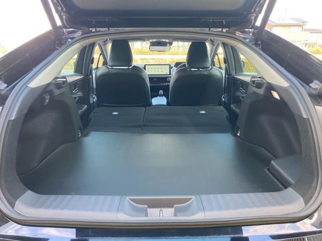 プリウス Ｚ　ＰＨＥＶ　１２．３型ディスプレイナビ　デジタルインナーミラー　トヨタチームメイト　全方位モニター　セーフティセンス　ブラインドスポットモニター　純正１９ＡＷ　パワーバックドア　寒冷地仕様　充電ケーブル（15枚目）
