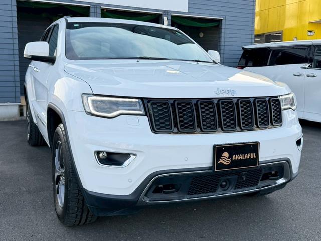 ジープ・グランドチェロキー リミテッド　純正ナビ　レザーシート　シートヒーター　バックモニター　アダプティブクルーズコントロール　アドバンストブレーキアシスト　パワーバックドア　ステアリングヒーター　ＴＶ　電動チルト　ルーフレール　禁煙車（3枚目）