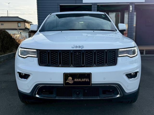 ジープ・グランドチェロキー リミテッド　純正ナビ　レザーシート　シートヒーター　バックモニター　アダプティブクルーズコントロール　アドバンストブレーキアシスト　パワーバックドア　ステアリングヒーター　ＴＶ　電動チルト　ルーフレール　禁煙車（4枚目）