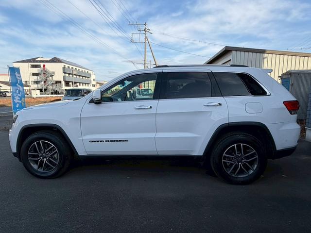 ジープ・グランドチェロキー リミテッド　純正ナビ　レザーシート　シートヒーター　バックモニター　アダプティブクルーズコントロール　アドバンストブレーキアシスト　パワーバックドア　ステアリングヒーター　ＴＶ　電動チルト　ルーフレール　禁煙車（5枚目）