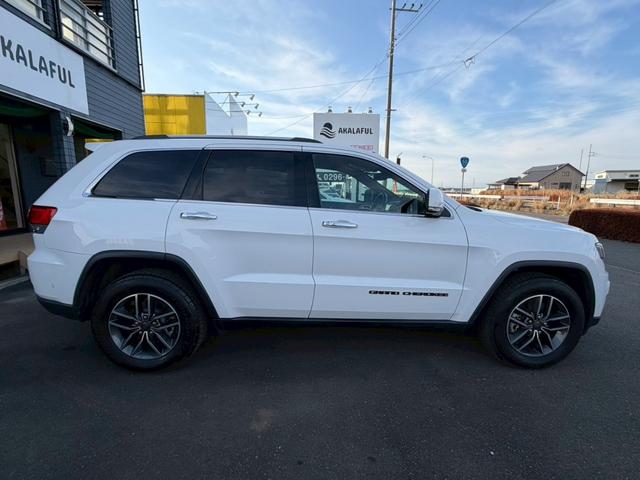 ジープ・グランドチェロキー リミテッド　純正ナビ　レザーシート　シートヒーター　バックモニター　アダプティブクルーズコントロール　アドバンストブレーキアシスト　パワーバックドア　ステアリングヒーター　ＴＶ　電動チルト　ルーフレール　禁煙車（6枚目）