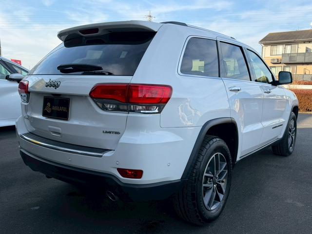 ジープ・グランドチェロキー リミテッド　純正ナビ　レザーシート　シートヒーター　バックモニター　アダプティブクルーズコントロール　アドバンストブレーキアシスト　パワーバックドア　ステアリングヒーター　ＴＶ　電動チルト　ルーフレール　禁煙車（7枚目）