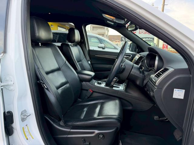 ジープ・グランドチェロキー リミテッド　純正ナビ　レザーシート　シートヒーター　バックモニター　アダプティブクルーズコントロール　アドバンストブレーキアシスト　パワーバックドア　ステアリングヒーター　ＴＶ　電動チルト　ルーフレール　禁煙車（10枚目）