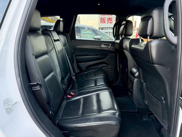 ジープ・グランドチェロキー リミテッド　純正ナビ　レザーシート　シートヒーター　バックモニター　アダプティブクルーズコントロール　アドバンストブレーキアシスト　パワーバックドア　ステアリングヒーター　ＴＶ　電動チルト　ルーフレール　禁煙車（11枚目）