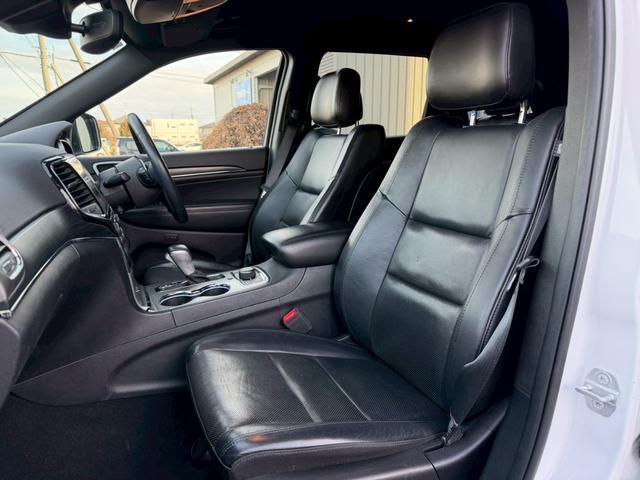 ジープ・グランドチェロキー リミテッド　純正ナビ　レザーシート　シートヒーター　バックモニター　アダプティブクルーズコントロール　アドバンストブレーキアシスト　パワーバックドア　ステアリングヒーター　ＴＶ　電動チルト　ルーフレール　禁煙車（12枚目）