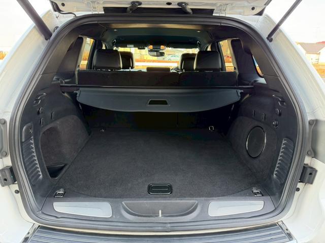 ジープ・グランドチェロキー リミテッド　純正ナビ　レザーシート　シートヒーター　バックモニター　アダプティブクルーズコントロール　アドバンストブレーキアシスト　パワーバックドア　ステアリングヒーター　ＴＶ　電動チルト　ルーフレール　禁煙車（14枚目）