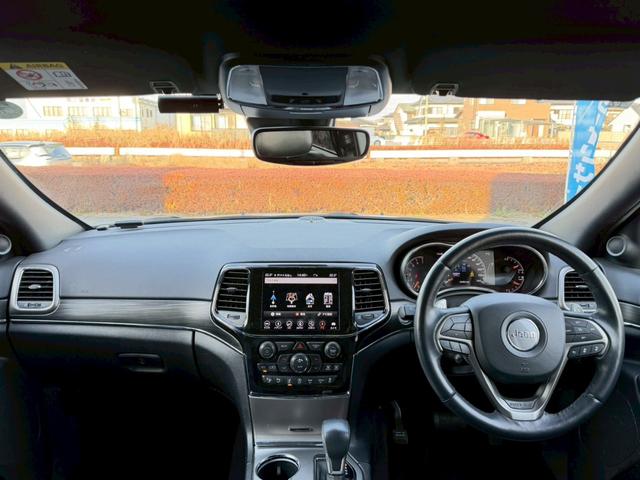 ジープ・グランドチェロキー リミテッド　純正ナビ　レザーシート　シートヒーター　バックモニター　アダプティブクルーズコントロール　アドバンストブレーキアシスト　パワーバックドア　ステアリングヒーター　ＴＶ　電動チルト　ルーフレール　禁煙車（16枚目）