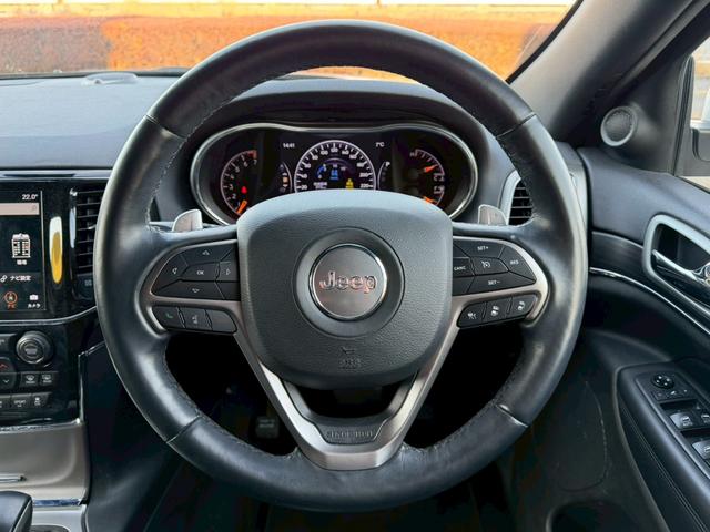 ジープ・グランドチェロキー リミテッド　純正ナビ　レザーシート　シートヒーター　バックモニター　アダプティブクルーズコントロール　アドバンストブレーキアシスト　パワーバックドア　ステアリングヒーター　ＴＶ　電動チルト　ルーフレール　禁煙車（17枚目）