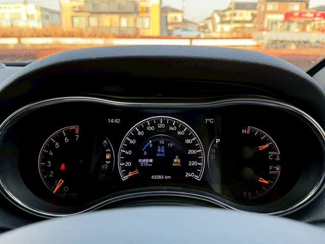 ジープ・グランドチェロキー リミテッド　純正ナビ　レザーシート　シートヒーター　バックモニター　アダプティブクルーズコントロール　アドバンストブレーキアシスト　パワーバックドア　ステアリングヒーター　ＴＶ　電動チルト　ルーフレール　禁煙車（18枚目）