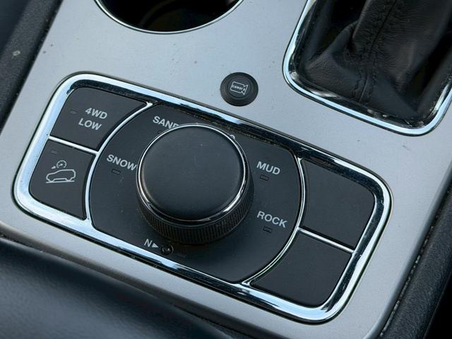 ジープ・グランドチェロキー リミテッド　純正ナビ　レザーシート　シートヒーター　バックモニター　アダプティブクルーズコントロール　アドバンストブレーキアシスト　パワーバックドア　ステアリングヒーター　ＴＶ　電動チルト　ルーフレール　禁煙車（27枚目）