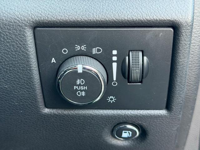 ジープ・グランドチェロキー リミテッド　純正ナビ　レザーシート　シートヒーター　バックモニター　アダプティブクルーズコントロール　アドバンストブレーキアシスト　パワーバックドア　ステアリングヒーター　ＴＶ　電動チルト　ルーフレール　禁煙車（40枚目）