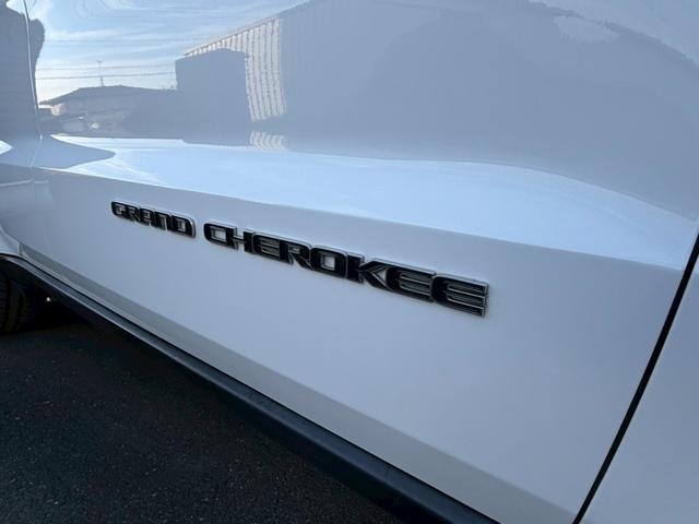 ジープ・グランドチェロキー リミテッド　純正ナビ　レザーシート　シートヒーター　バックモニター　アダプティブクルーズコントロール　アドバンストブレーキアシスト　パワーバックドア　ステアリングヒーター　ＴＶ　電動チルト　ルーフレール　禁煙車（56枚目）