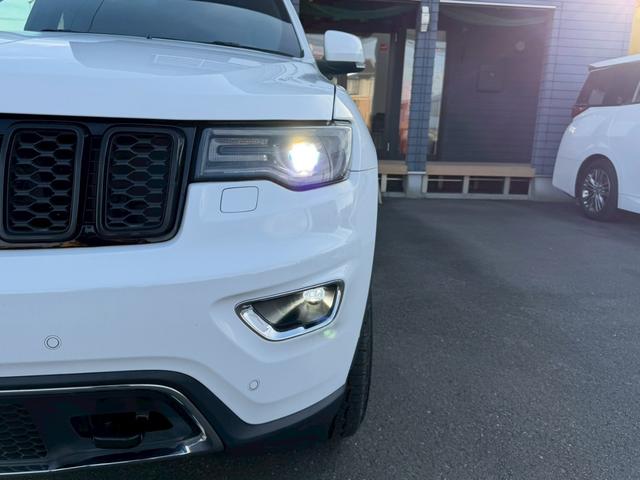 ジープ・グランドチェロキー リミテッド　純正ナビ　レザーシート　シートヒーター　バックモニター　アダプティブクルーズコントロール　アドバンストブレーキアシスト　パワーバックドア　ステアリングヒーター　ＴＶ　電動チルト　ルーフレール　禁煙車（61枚目）