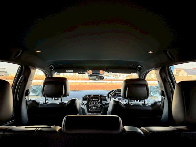 ジープ・グランドチェロキー リミテッド　純正ナビ　レザーシート　シートヒーター　バックモニター　アダプティブクルーズコントロール　アドバンストブレーキアシスト　パワーバックドア　ステアリングヒーター　ＴＶ　電動チルト　ルーフレール　禁煙車（62枚目）