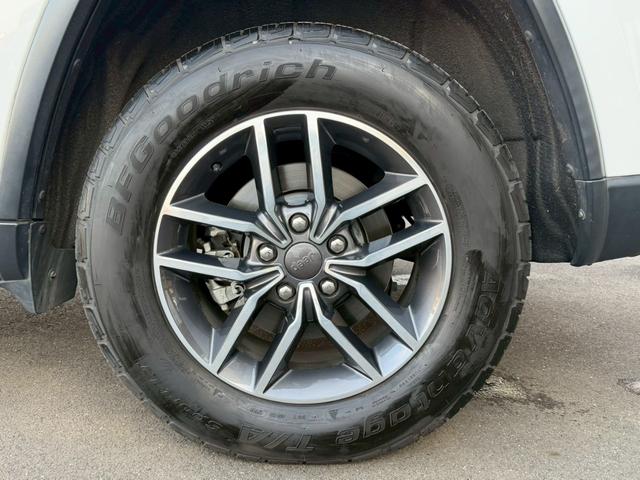 ジープ・グランドチェロキー リミテッド　純正ナビ　レザーシート　シートヒーター　バックモニター　アダプティブクルーズコントロール　アドバンストブレーキアシスト　パワーバックドア　ステアリングヒーター　ＴＶ　電動チルト　ルーフレール　禁煙車（66枚目）