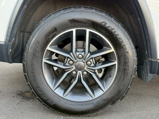 ジープ・グランドチェロキー リミテッド　純正ナビ　レザーシート　シートヒーター　バックモニター　アダプティブクルーズコントロール　アドバンストブレーキアシスト　パワーバックドア　ステアリングヒーター　ＴＶ　電動チルト　ルーフレール　禁煙車（67枚目）