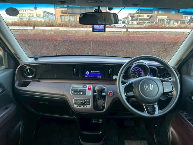 N-ONE プレミアム・Lパッケージ 純正ディスプレイオーディオ (スマートフォン連携) HIDヘッドランプ スマートキー SRSエアバック ドライブレコーダー オートエアコン 純正14AW アイドリングストップシステム 革巻きステア(16枚目)