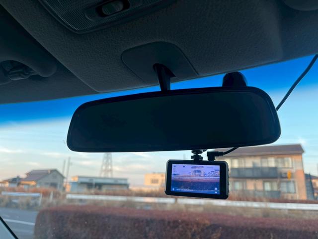 N-ONE プレミアム・Lパッケージ 純正ディスプレイオーディオ (スマートフォン連携) HIDヘッドランプ スマートキー SRSエアバック ドライブレコーダー オートエアコン 純正14AW アイドリングストップシステム 革巻きステア(21枚目)