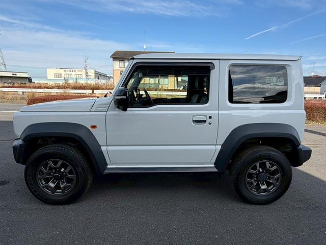 ジムニーシエラ ＪＣ　ナビ　バックモニター　ＴＶ　シートヒーター　背面タイヤ　セーフティサポート　クルーズコントロール　ＬＥＤヘッドランプ　オートライト　純正１５ＡＷ　プッシュスタート　純正シートカバー　禁煙車　バイザー（5枚目）