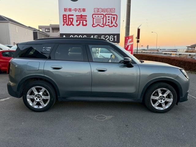 ＭＩＮＩ カントリーマンＤ　クラシック・トリム　純正ナビ　Ｍパッケージ（ｈａｒｍａｋａｒｄｏｎスピーカー／アクティブシート／メモリー付きパワーシート／インテリアカメラ／プライバシーガラス）　ブラインドスポットモニター　ルーフレール　純正１８ＡＷ（6枚目）