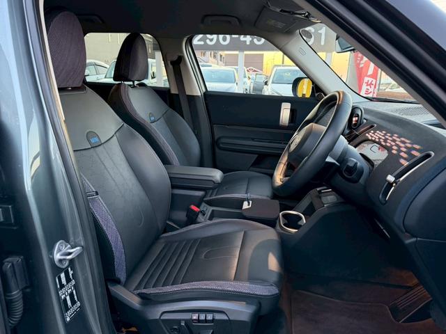 ＭＩＮＩ カントリーマンＤ　クラシック・トリム　純正ナビ　Ｍパッケージ（ｈａｒｍａｋａｒｄｏｎスピーカー／アクティブシート／メモリー付きパワーシート／インテリアカメラ／プライバシーガラス）　ブラインドスポットモニター　ルーフレール　純正１８ＡＷ（10枚目）