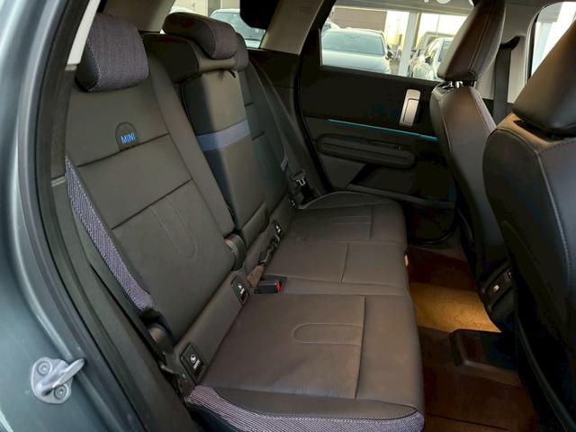 ＭＩＮＩ カントリーマンＤ　クラシック・トリム　純正ナビ　Ｍパッケージ（ｈａｒｍａｋａｒｄｏｎスピーカー／アクティブシート／メモリー付きパワーシート／インテリアカメラ／プライバシーガラス）　ブラインドスポットモニター　ルーフレール　純正１８ＡＷ（11枚目）