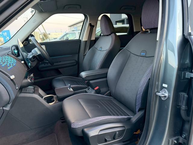 ＭＩＮＩ カントリーマンＤ　クラシック・トリム　純正ナビ　Ｍパッケージ（ｈａｒｍａｋａｒｄｏｎスピーカー／アクティブシート／メモリー付きパワーシート／インテリアカメラ／プライバシーガラス）　ブラインドスポットモニター　ルーフレール　純正１８ＡＷ（12枚目）