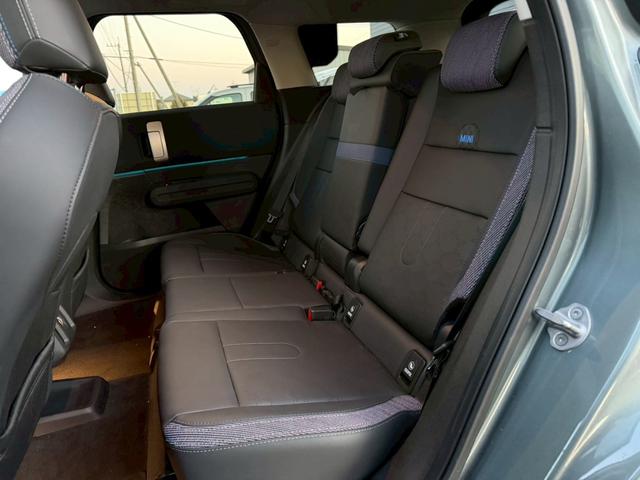 ＭＩＮＩ カントリーマンＤ　クラシック・トリム　純正ナビ　Ｍパッケージ（ｈａｒｍａｋａｒｄｏｎスピーカー／アクティブシート／メモリー付きパワーシート／インテリアカメラ／プライバシーガラス）　ブラインドスポットモニター　ルーフレール　純正１８ＡＷ（13枚目）