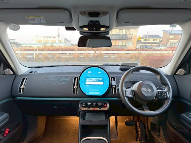 ＭＩＮＩ カントリーマンＤ　クラシック・トリム　純正ナビ　Ｍパッケージ（ｈａｒｍａｋａｒｄｏｎスピーカー／アクティブシート／メモリー付きパワーシート／インテリアカメラ／プライバシーガラス）　ブラインドスポットモニター　ルーフレール　純正１８ＡＷ（16枚目）