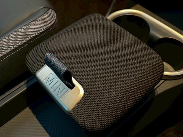 ＭＩＮＩ カントリーマンＤ　クラシック・トリム　純正ナビ　Ｍパッケージ（ｈａｒｍａｋａｒｄｏｎスピーカー／アクティブシート／メモリー付きパワーシート／インテリアカメラ／プライバシーガラス）　ブラインドスポットモニター　ルーフレール　純正１８ＡＷ（26枚目）