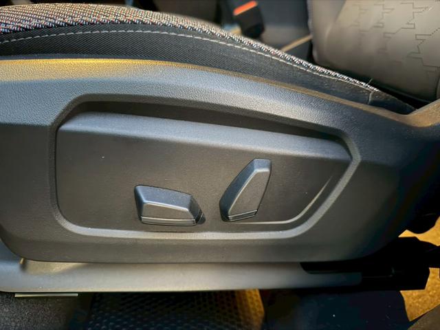 ＭＩＮＩ カントリーマンＤ　クラシック・トリム　純正ナビ　Ｍパッケージ（ｈａｒｍａｋａｒｄｏｎスピーカー／アクティブシート／メモリー付きパワーシート／インテリアカメラ／プライバシーガラス）　ブラインドスポットモニター　ルーフレール　純正１８ＡＷ（39枚目）