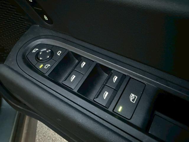 ＭＩＮＩ カントリーマンＤ　クラシック・トリム　純正ナビ　Ｍパッケージ（ｈａｒｍａｋａｒｄｏｎスピーカー／アクティブシート／メモリー付きパワーシート／インテリアカメラ／プライバシーガラス）　ブラインドスポットモニター　ルーフレール　純正１８ＡＷ（42枚目）