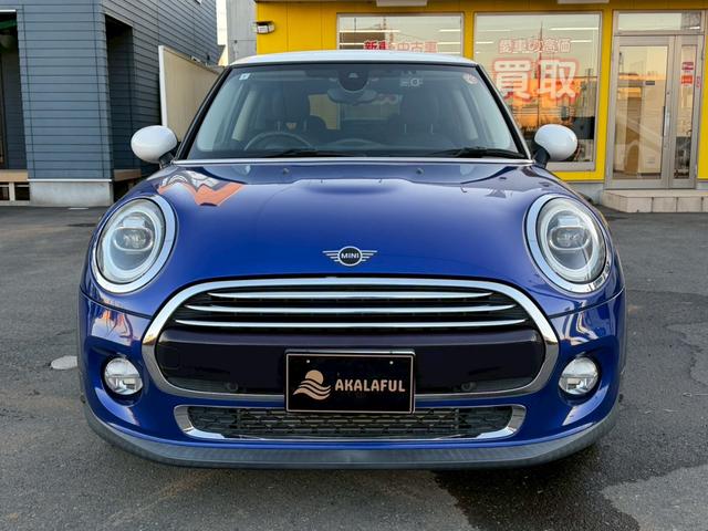 ＭＩＮＩ クーパーＤ　メーカーナビ　ＬＥＤライトパッケージ　パーキングアシストパッケージ　ペッパーパッケージ　バックモニター　ＥＴＣ　純正ＡＷ　ツートンルーフ　革巻きステアリングホイール　Ｂｌｕｅｔｏｏｔｈ　ドラレコ　禁煙（4枚目）