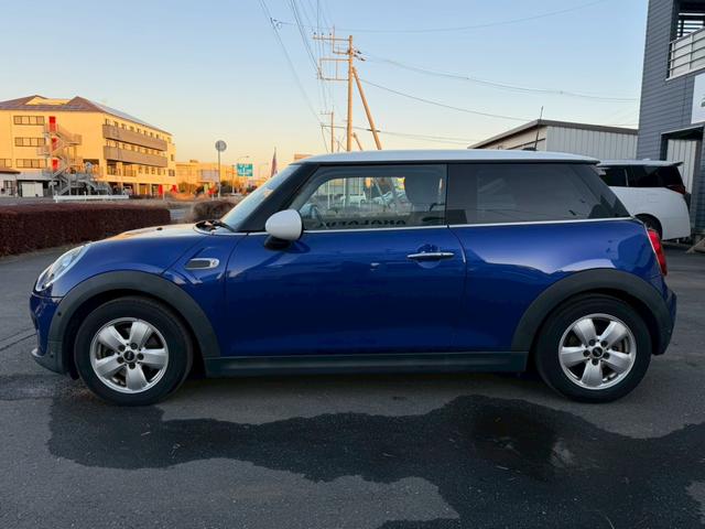 ＭＩＮＩ クーパーＤ　メーカーナビ　ＬＥＤライトパッケージ　パーキングアシストパッケージ　ペッパーパッケージ　バックモニター　ＥＴＣ　純正ＡＷ　ツートンルーフ　革巻きステアリングホイール　Ｂｌｕｅｔｏｏｔｈ　ドラレコ　禁煙（5枚目）