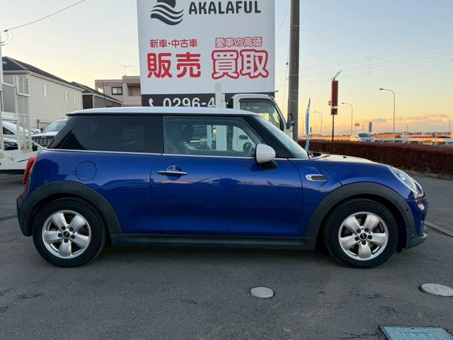 ＭＩＮＩ クーパーＤ　メーカーナビ　ＬＥＤライトパッケージ　パーキングアシストパッケージ　ペッパーパッケージ　バックモニター　ＥＴＣ　純正ＡＷ　ツートンルーフ　革巻きステアリングホイール　Ｂｌｕｅｔｏｏｔｈ　ドラレコ　禁煙（6枚目）