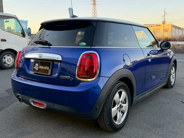 ＭＩＮＩ クーパーＤ　メーカーナビ　ＬＥＤライトパッケージ　パーキングアシストパッケージ　ペッパーパッケージ　バックモニター　ＥＴＣ　純正ＡＷ　ツートンルーフ　革巻きステアリングホイール　Ｂｌｕｅｔｏｏｔｈ　ドラレコ　禁煙（7枚目）