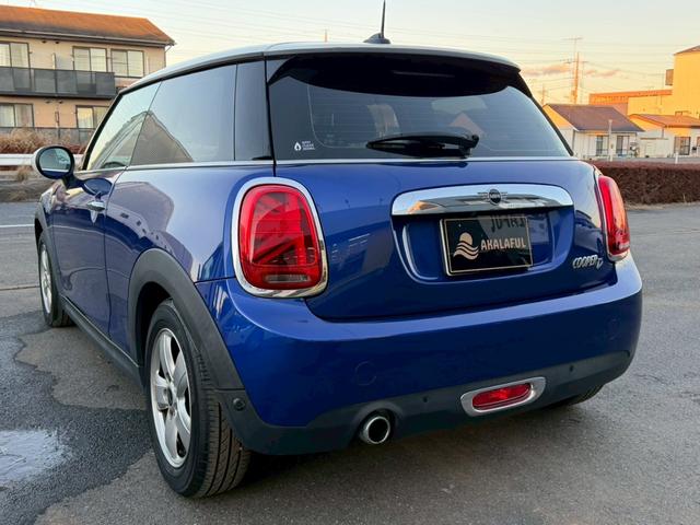 ＭＩＮＩ クーパーＤ　メーカーナビ　ＬＥＤライトパッケージ　パーキングアシストパッケージ　ペッパーパッケージ　バックモニター　ＥＴＣ　純正ＡＷ　ツートンルーフ　革巻きステアリングホイール　Ｂｌｕｅｔｏｏｔｈ　ドラレコ　禁煙（8枚目）