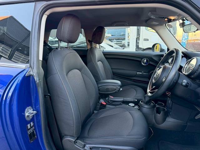 ＭＩＮＩ クーパーＤ　メーカーナビ　ＬＥＤライトパッケージ　パーキングアシストパッケージ　ペッパーパッケージ　バックモニター　ＥＴＣ　純正ＡＷ　ツートンルーフ　革巻きステアリングホイール　Ｂｌｕｅｔｏｏｔｈ　ドラレコ　禁煙（10枚目）